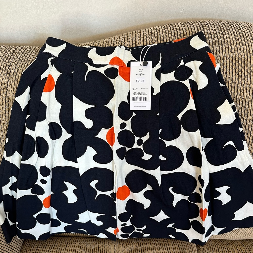 Marimekko printed skirt with pockets.